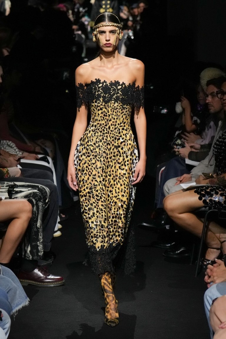 Jean Paul Gaultier Couture Fall 2023 tôn vinh chiếc áo ngực hình nón kinh điển - 8