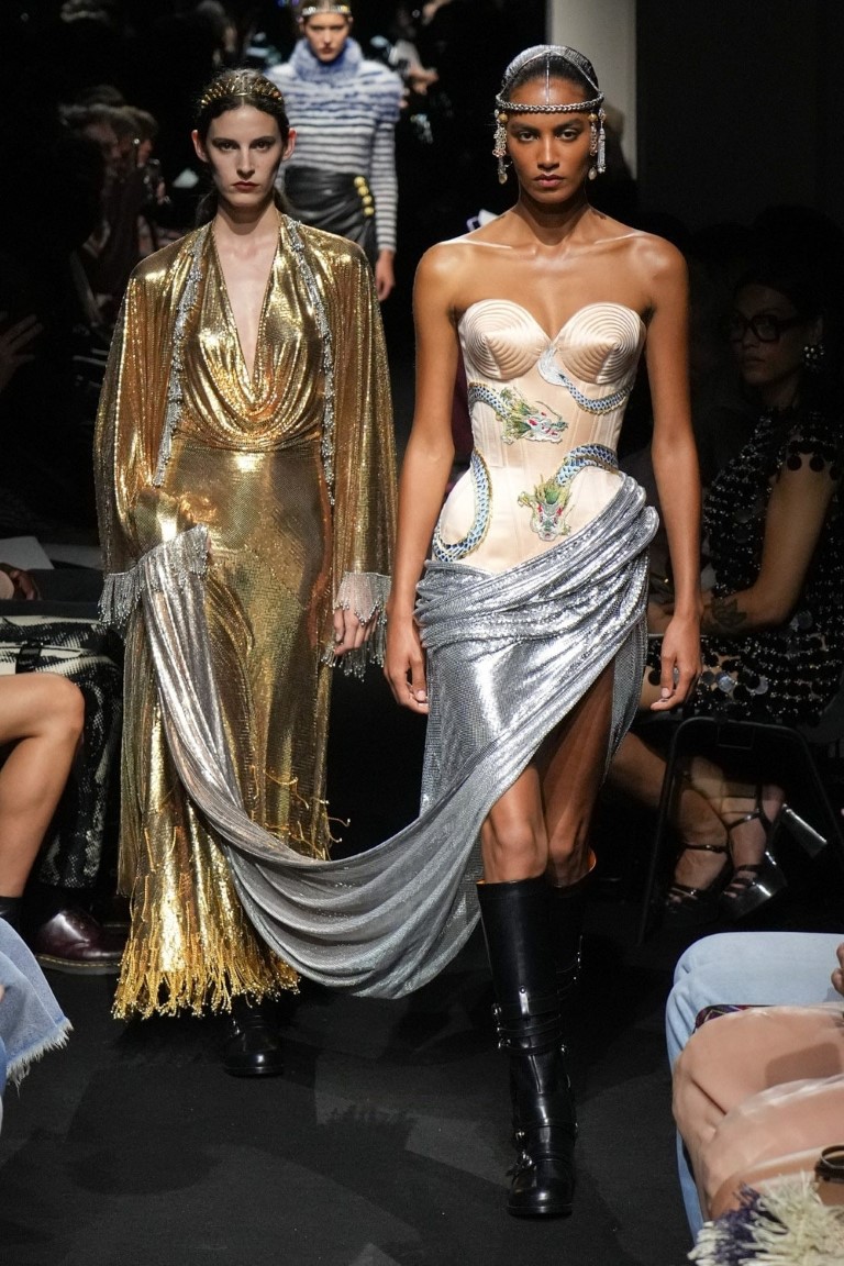 Jean Paul Gaultier Couture Fall 2023 tôn vinh chiếc áo ngực hình nón kinh điển - 4