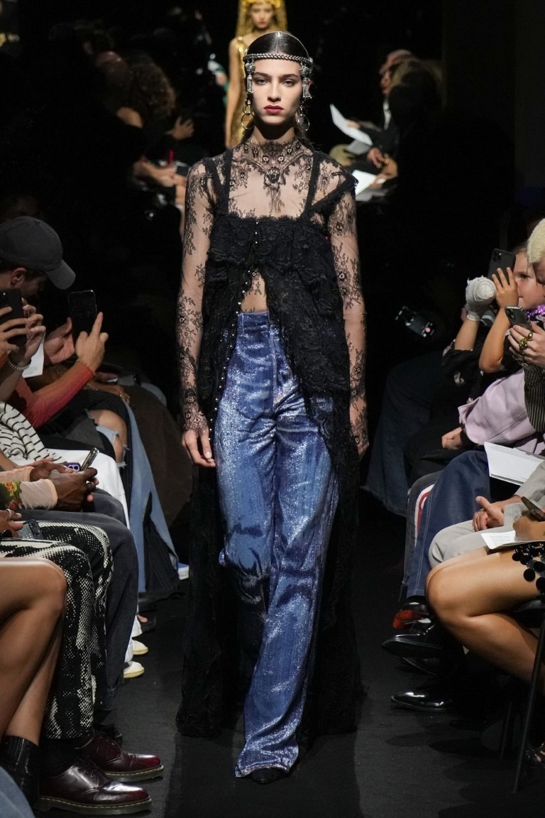 Jean Paul Gaultier Couture Fall 2023 tôn vinh chiếc áo ngực hình nón kinh điển - 18