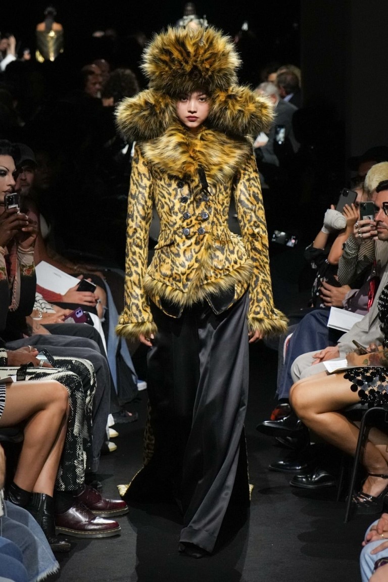 Jean Paul Gaultier Couture Fall 2023 tôn vinh chiếc áo ngực hình nón kinh điển - 16