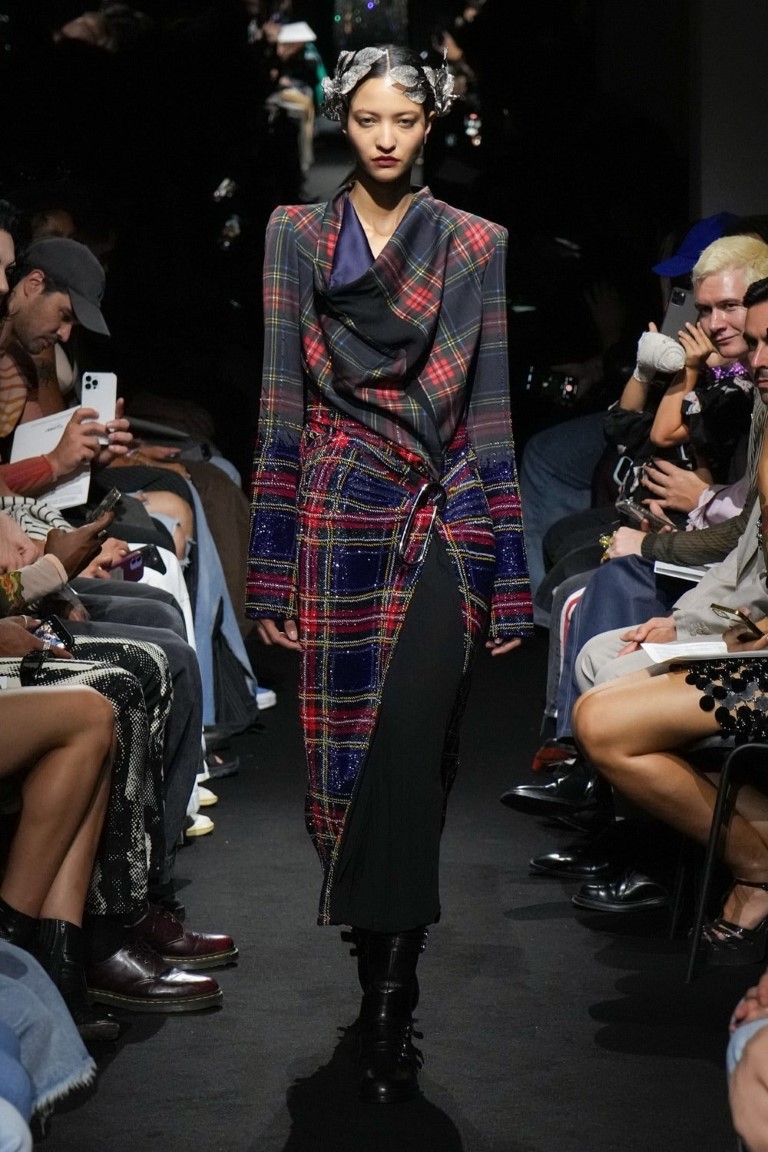 Jean Paul Gaultier Couture Fall 2023 tôn vinh chiếc áo ngực hình nón kinh điển - 15
