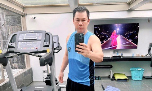 Hiện tại, anh cải thiện vóc dáng, chăm tập gym tại nhà riêng