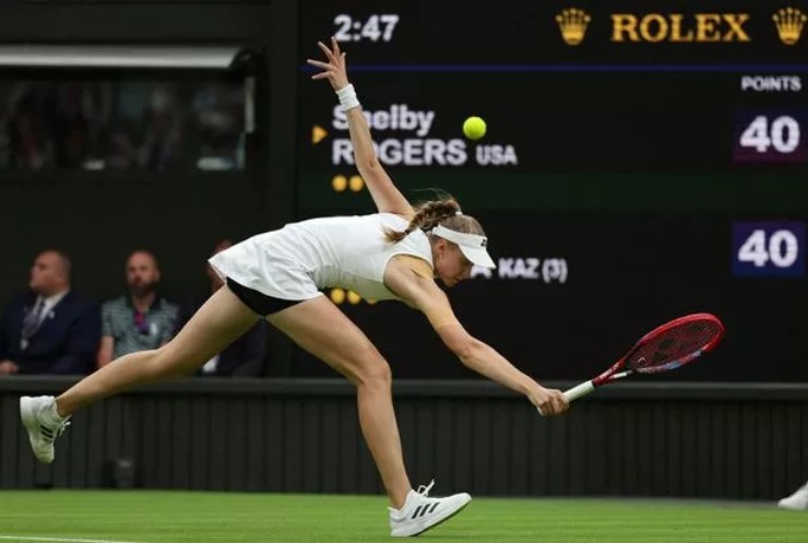 Trang phục lạ ở Wimbledon 2023: Mỹ nhân mặc quần đùi màu đen thi đấu - 2