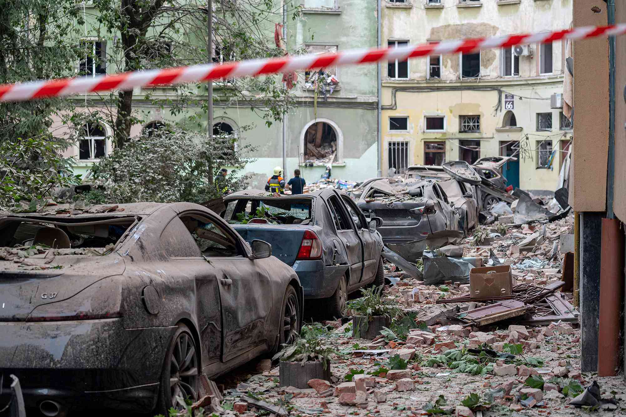 Ô tô bị cháy rụi ở Lviv, ảnh do chính quyền Kiev đăng tải (ảnh: CNN)