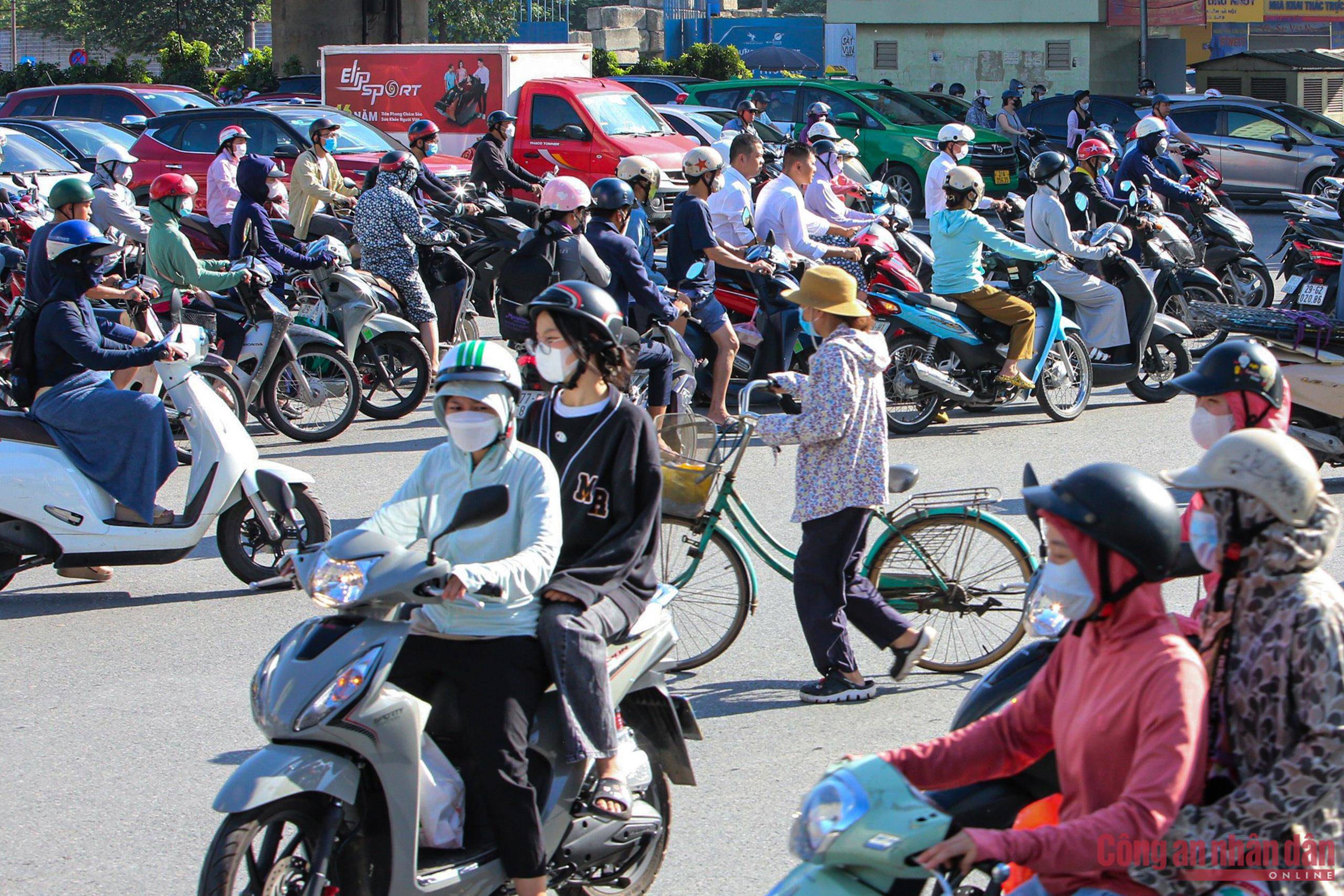 Người dân trải qua buổi sáng cao điểm "hỗn loạn" trên đường Nguyễn Trãi.