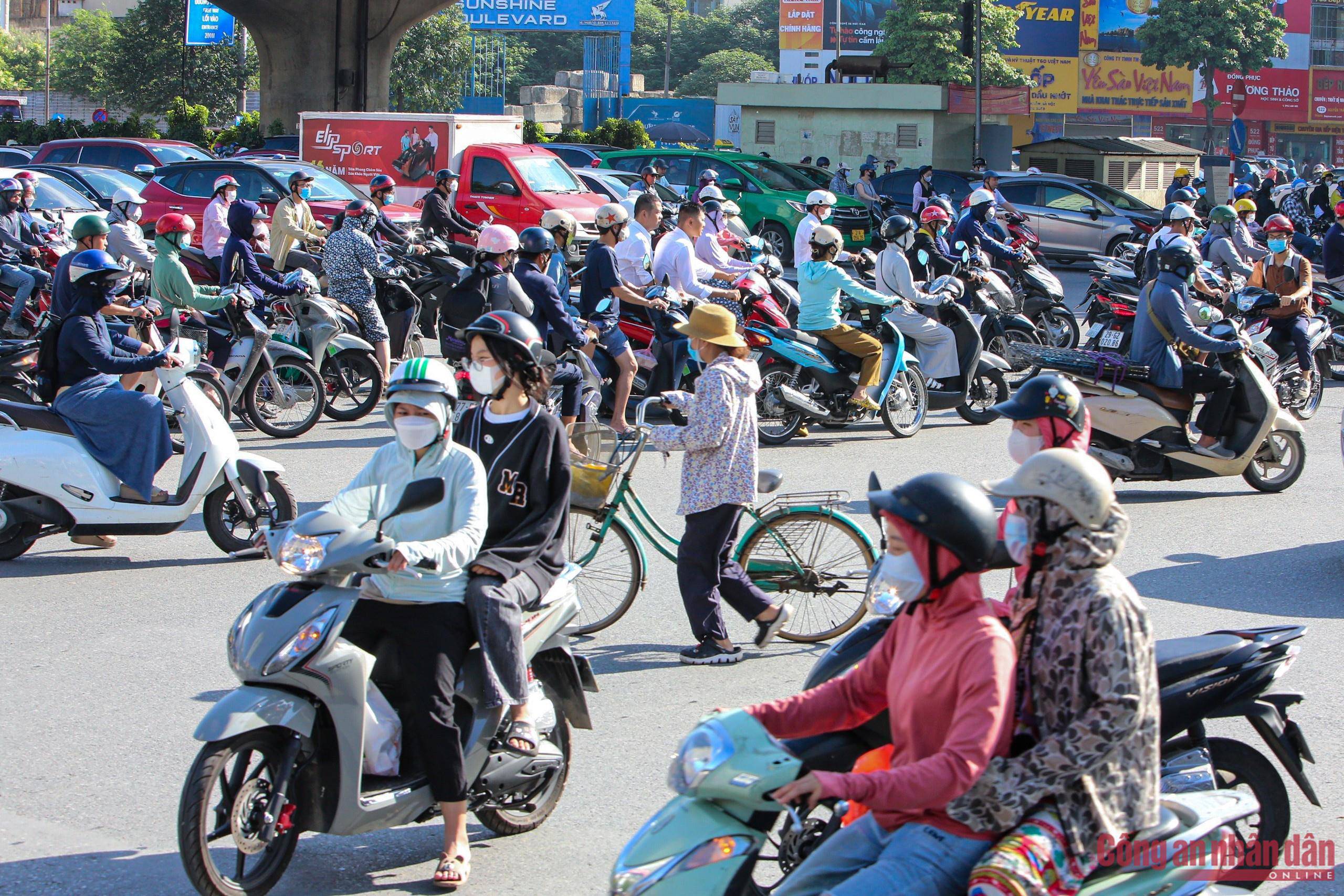 Theo phương án phân luồng của Sở GTVT Hà Nội,&nbsp;cấm toàn bộ phương tiện đi thẳng, rẽ trái tại nút giao Khuất Duy Tiến - Nguyễn Trãi hướng đi Khuất Duy Tiến, Ngã Tư Sở. Các phương tiện có nhu cầu rẽ trái Khuất Duy Tiến đi theo hướng vào hầm chui Thanh Xuân, quay đầu tại điểm mở dải phân cách trụ ER12- ER13 để rẽ phải đi Khuất Duy Tiến.&nbsp;Các phương tiện có nhu cầu đi Ngã Tư Sở lưu thông qua hầm chui Thanh Xuân. Các phương tiện có nhu cầu rẽ phải đi Nguyễn Xiển, quay đầu lại trước nút giao đi Nguyễn Trãi và vào khu vực đường Nguyễn Trãi (từ ngõ 495 đến số 2 đường Nguyễn Xiển) được phép lưu thông.