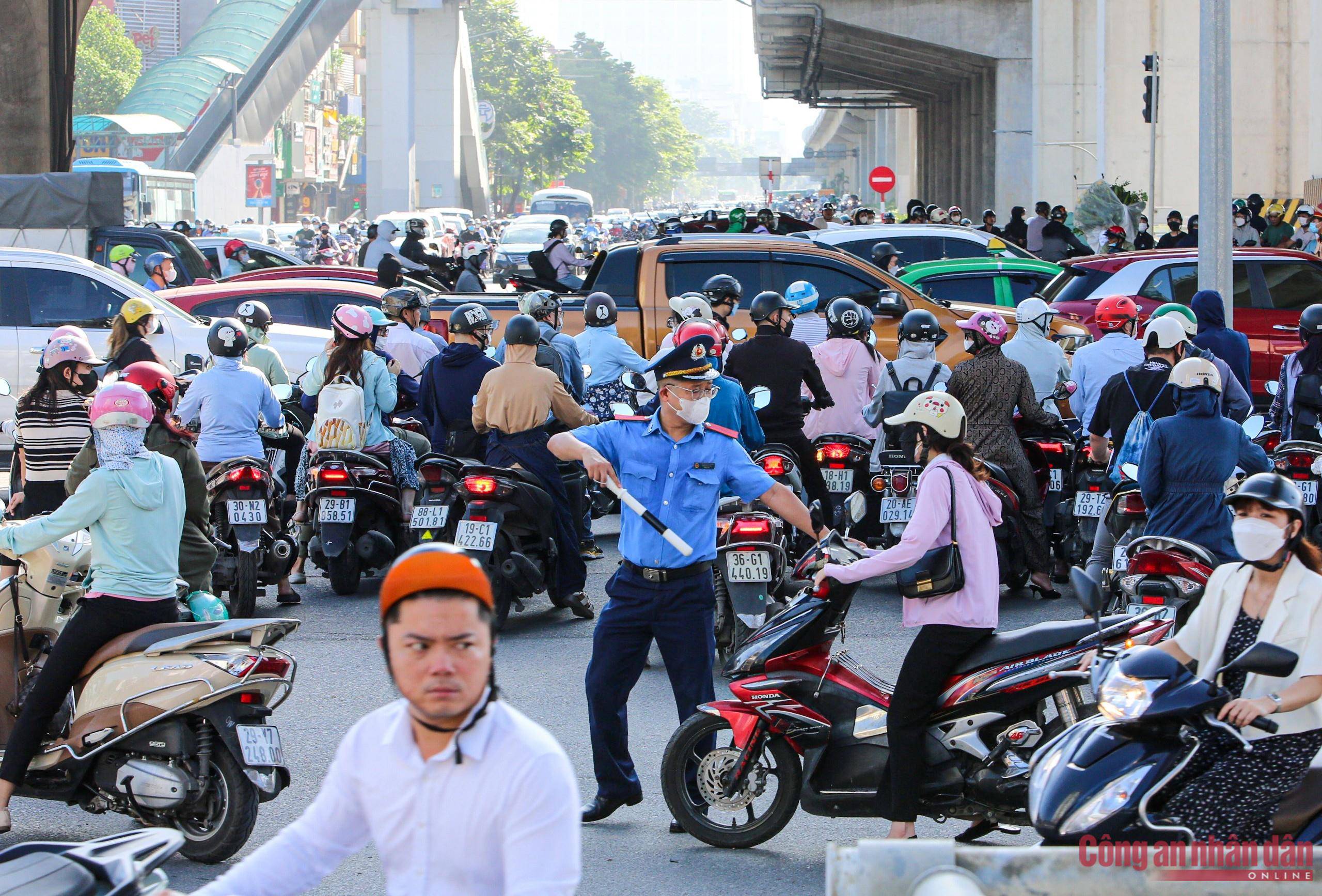 Tình trạng xung đột giao thông diễn ra liên tục dù có lực lượng TTGT chốt trực điều tiết, hướng dẫn.