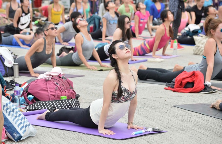 Trong hình,&nbsp;cô gái diện áo hai dây tập yoga ở chốn đông người.&nbsp;
