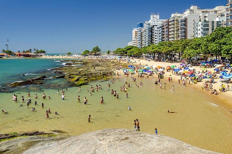 Guarapari, Brazil: Một điểm nóng tăng trưởng du lịch khác của Brazil là Guarapari. Ốc đảo bên bờ biển này&nbsp;cách Victoria khoảng một giờ về phía nam. Điểm đến này&nbsp;đang thăng hạng nhờ bầu không khí thoải mái và 23 bãi biển khổng lồ với tầm nhìn ra quang cảnh núi non tuyệt đẹp.
