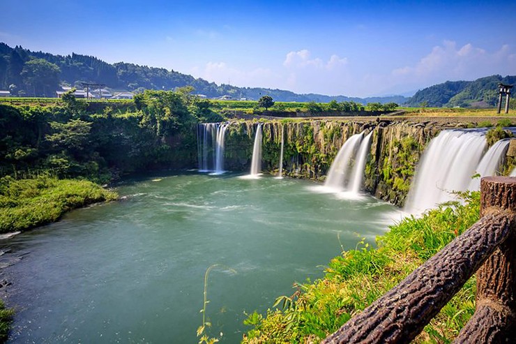 Ōita, Nhật Bản: Nằm trên hòn đảo phía nam Kyushu, Ōita được biết đến với các suối nước nóng Daishindo Chinetsu và Tsukano Kousen. Thủy cung Umitamago và Vườn thú Tự nhiên Takasakiyama là những điểm thu hút nổi tiếng&nbsp;khác. Tới đây, bạn hãy nhớ thưởng thức các món ngon địa phương như fugu (cá nóc) và tori-ten, một món gà rán kiểu tempura có nguồn gốc từ Ōita.
