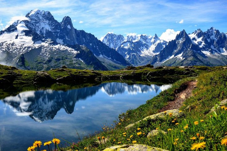 Chamonix, Pháp: Dãy núi Alps của Pháp được biết đến với lớp tuyết dày ấn tượng và những sườn dốc, khiến nơi đây trở thành thiên đường cho những người trượt tuyết. Ngoài ra,&nbsp;sông băng khổng lồ Mer de Glace (Biển băng) là sông băng lớn nhất ở Pháp, nơi du khách có thể xuống một hang động băng để khám phá trái tim băng giá của dãy núi Alps.
