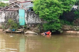 Hình ảnh đau xót: Bố khóc nghẹn, ôm chặt thi thể con trai đuối nước