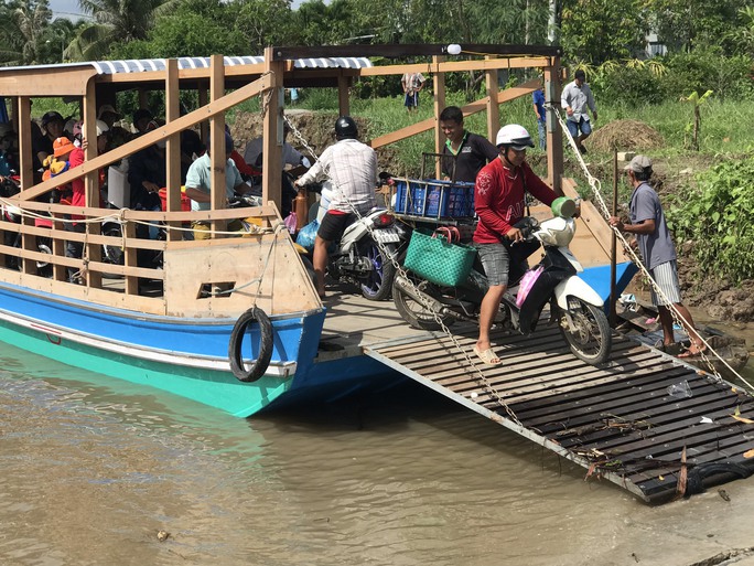 Ngành chức năng Cà Mau phải bố trí phà để đưa, đón phương tiện qua khu vực sạt lở