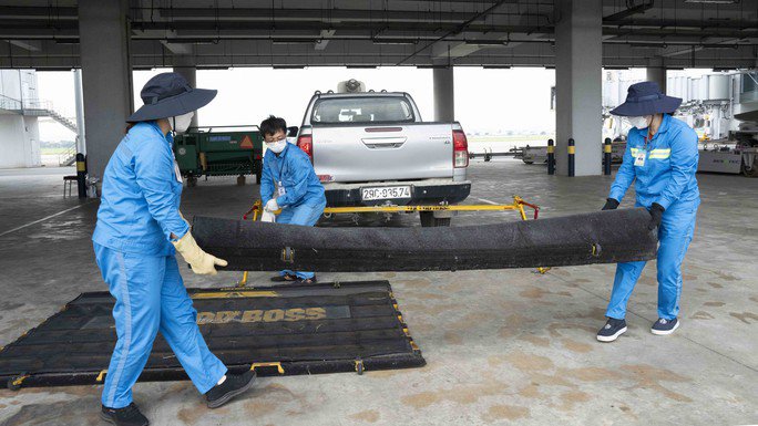 Nhân viên Đội Môi trường khu bay - Trung tâm Khai thác khu bay Nội Bài - Cảng HKQT Nội Bài chuẩn bị thảm quét để tiến hành thu gom FOD