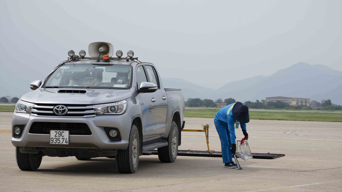 Xe kéo thảm quét FOD làm nhiệm vụ trên sân đỗ máy bay Cảng HKQT Nội Bài