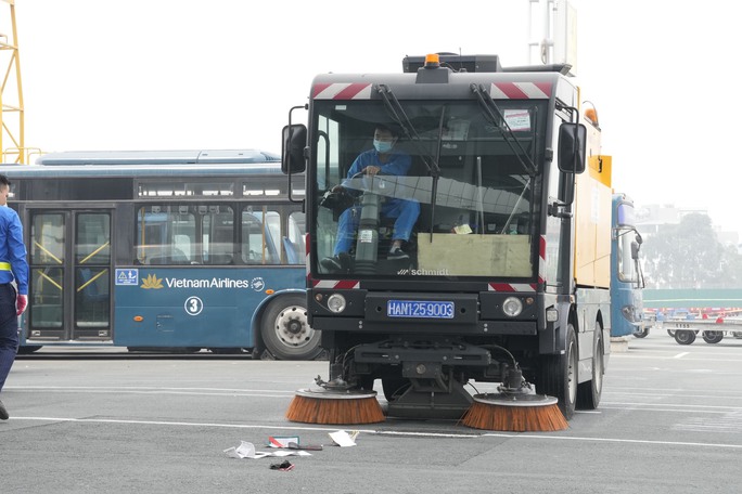 Xe quét đường băng có chức năng thổi, quét hút vật ngoại lai như cát, đá, sỏi, kim loại nhỏ, rác