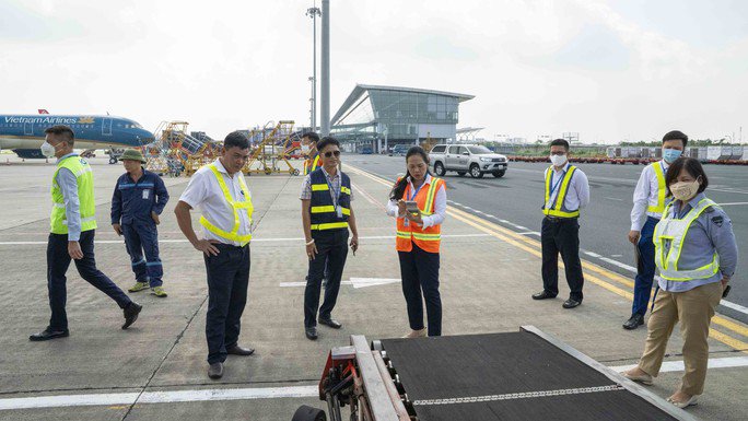 Công tác phối hợp kiểm tra FOD với các đơn vị hoạt động tại sân bay định kỳ thứ 5 hàng tuần