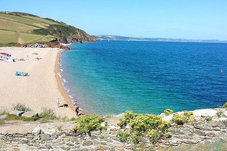 Bournemouth, Anh:&nbsp;Từ lâu, nơi đây đã hấp dẫn du khách&nbsp;nhờ khí hậu ôn hòa, những khu vườn nhiệt đới, cảnh biển tuyệt đẹp, câu lạc bộ đêm và sòng bạc.&nbsp;
