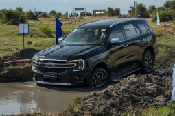 Giá xe Ford Everest niêm yết và lăn bánh tháng 7/2023