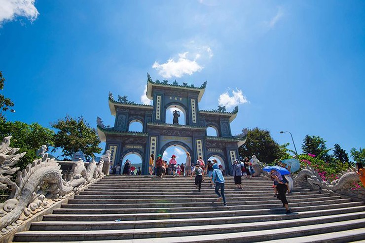 Đà Nẵng, Việt Nam: Nơi đây từ một cảng biển&nbsp;đã phát triển thành một điểm nóng&nbsp;du lịch với bờ biển yên tĩnh, những ngọn núi xanh tươi, các cây cầu hiện đại, những ngôi chùa hàng thế kỷ và ẩm thực đặc biệt.
