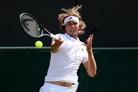 Nóng Wimbledon ngày 5: Zverev thắng vất vả, Sabalenka ngược dòng