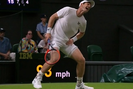Murray bị đau, trận đấu Wimbledon "may mắn" được dừng đúng lúc