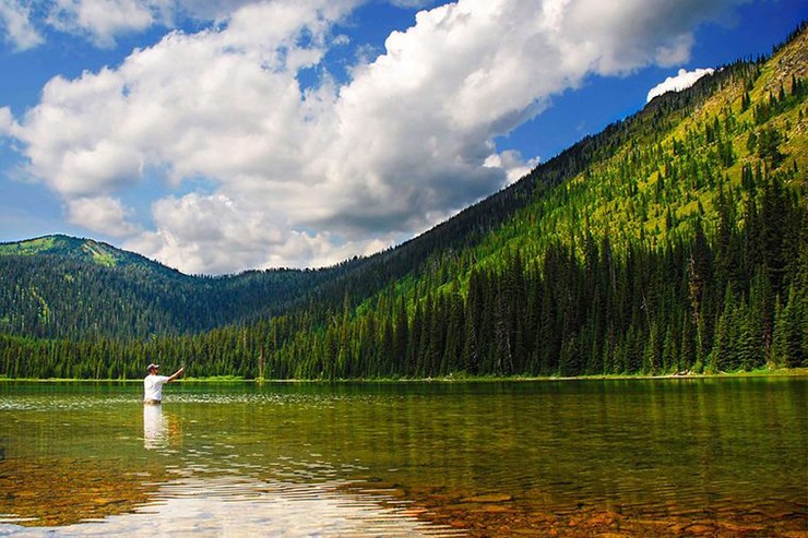 Whitefish, Montana: Nằm ở gần những đỉnh núi hiểm trở của Công viên Quốc gia Glacier, Whitefish là điểm đến mộc mạc nhưng có mọi thứ, từ trượt tuyết và trượt ván tuyết vào mùa đông đến đi bộ đường dài và đạp xe vào mùa hè. Để có một buổi chiều nhẹ nhàng yên tĩnh, hãy đi dạo qua khu trung tâm cổ kính, với&nbsp;vô vàn&nbsp;các cửa hàng thủ công, quán cà phê và nhà máy bia.
