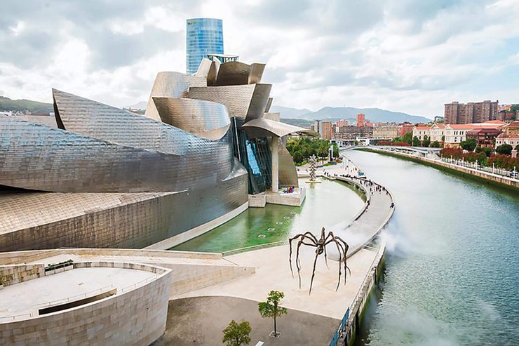 Bilbao, Tây Ban Nha: Bilbao là sự kết hợp giữa vẻ đẹp nhân tạo và tự nhiên. Bảo tàng Guggenheim Bilbao nổi tiếng, cùng&nbsp;cấu trúc kính cong do Norman Foster thiết kế thông báo về tàu điện ngầm đã trở thành biểu tượng bên cạnh những ngọn đồi thoai thoải giống như những viên ngọc quý của xứ Basque.
