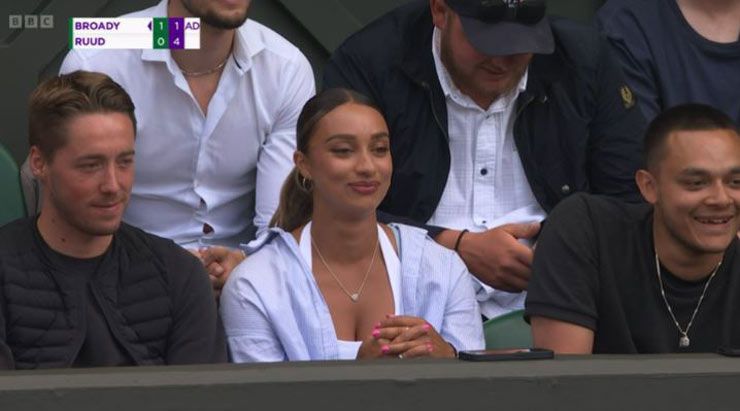 Tay vợt nữ kiêm người mẫu Hot girl Eden Silva gây chú ý khi cổ vũ bạn trai Liam Broady ở Wimbledon