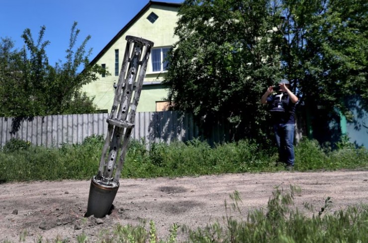 Vỏ bom chùm được phát hiện tại TP Kharkiv (Ukraine) vào ngày 10-6-2022. Ảnh: REUTERS