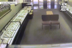 Video: Nhóm cướp lao xe vào cửa hàng trang sức ngay giữa ban ngày