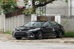 Giá xe Toyota Camry niêm yết và lăn bánh tháng 7/2023