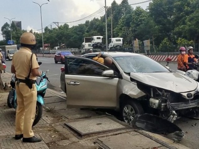 Ô tô lao lên vỉa hè tông trúng 2 nhân viên cây xanh ở TP HCM