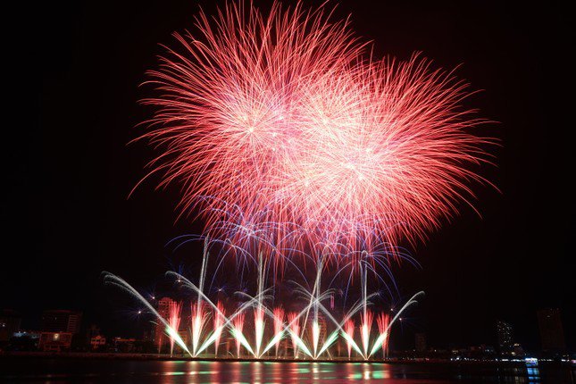 Sông Hàn bùng nổ ánh sáng, âm thanh trong đại tiệc đêm chung kết pháo hoa - 10