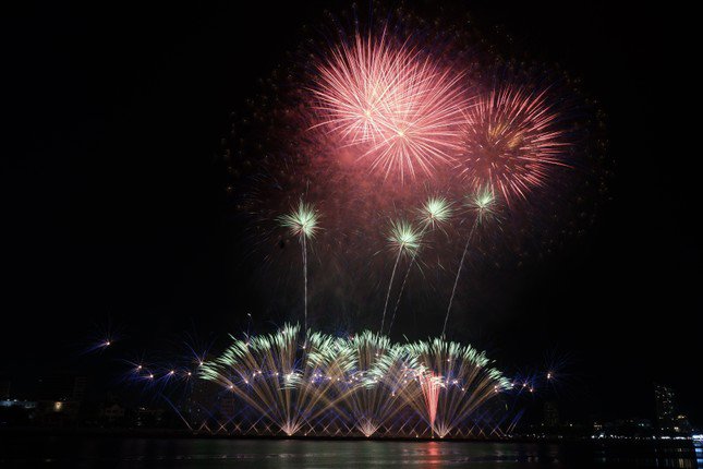 Sông Hàn bùng nổ ánh sáng, âm thanh trong đại tiệc đêm chung kết pháo hoa - 7