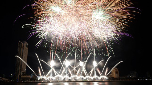 Sông Hàn bùng nổ ánh sáng, âm thanh trong đại tiệc đêm chung kết pháo hoa - 4