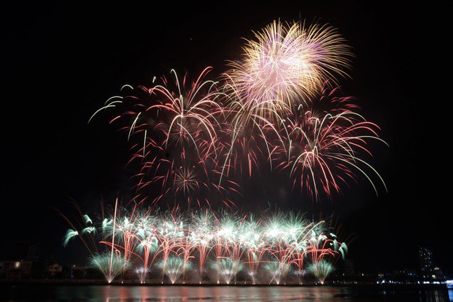 Sông Hàn bùng nổ ánh sáng, âm thanh trong đại tiệc đêm chung kết pháo hoa - 8