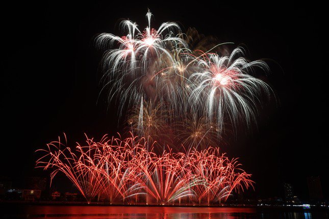Sông Hàn bùng nổ ánh sáng, âm thanh trong đại tiệc đêm chung kết pháo hoa - 9