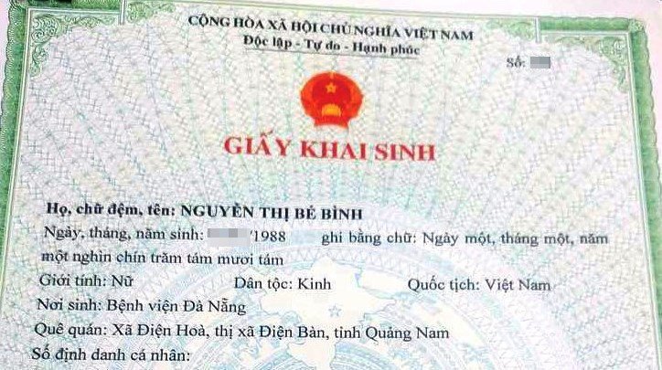 Giấy khai sinh của chị Bình. Ảnh: H.H