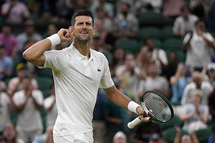 Djokovic ăn mừng sau khi đánh bại Wawrinka