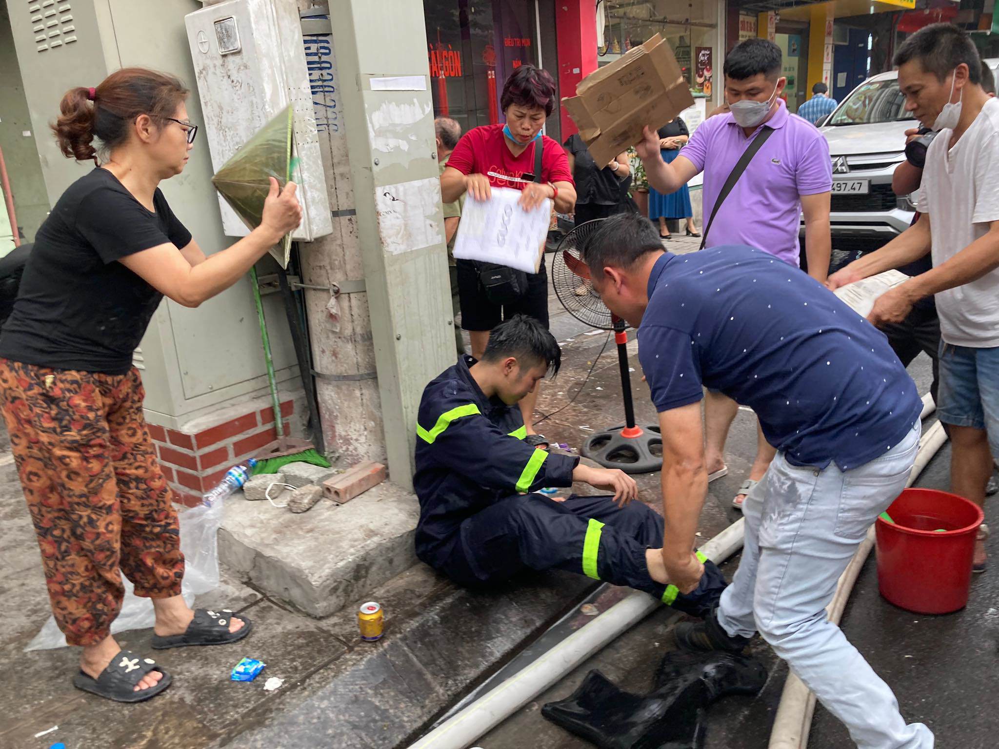 Vụ cháy 3 người tử vong ở Hà Nội: Nhiều cảnh sát bị thương trong lúc dập lửa - 10