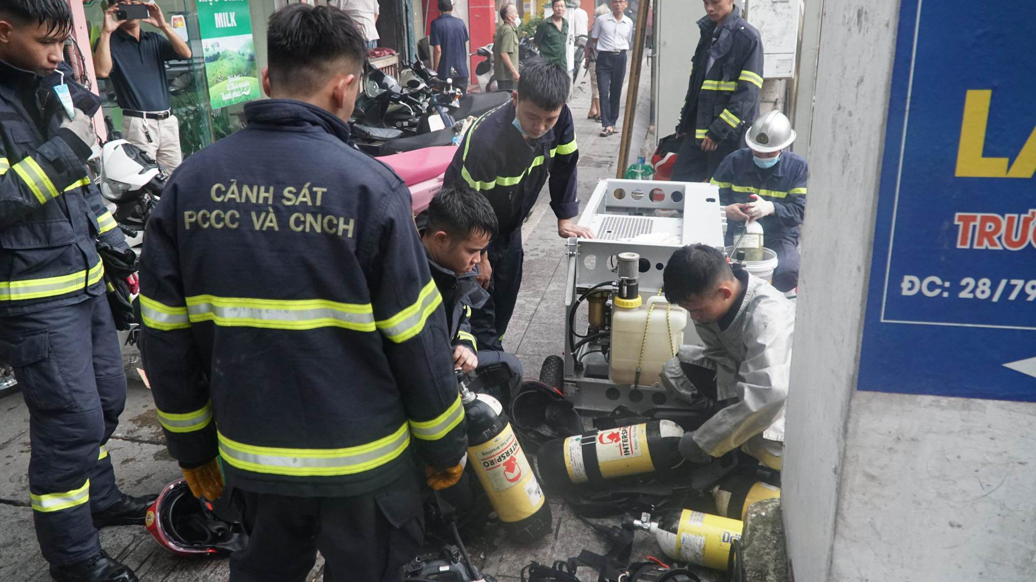 Vụ cháy 3 người tử vong ở Hà Nội: Nhiều cảnh sát bị thương trong lúc dập lửa - 4