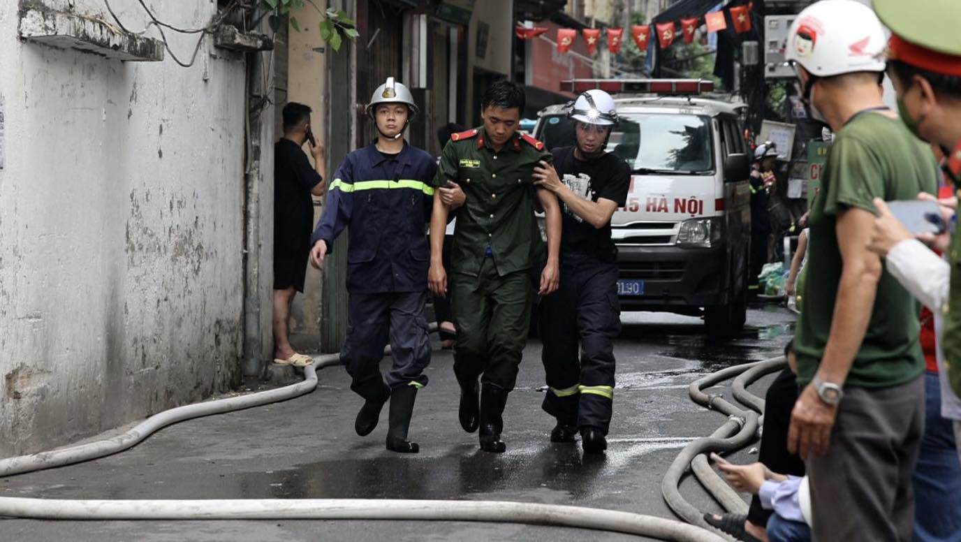 Vụ cháy 3 người tử vong ở Hà Nội: Nhiều cảnh sát bị thương trong lúc dập lửa - 7