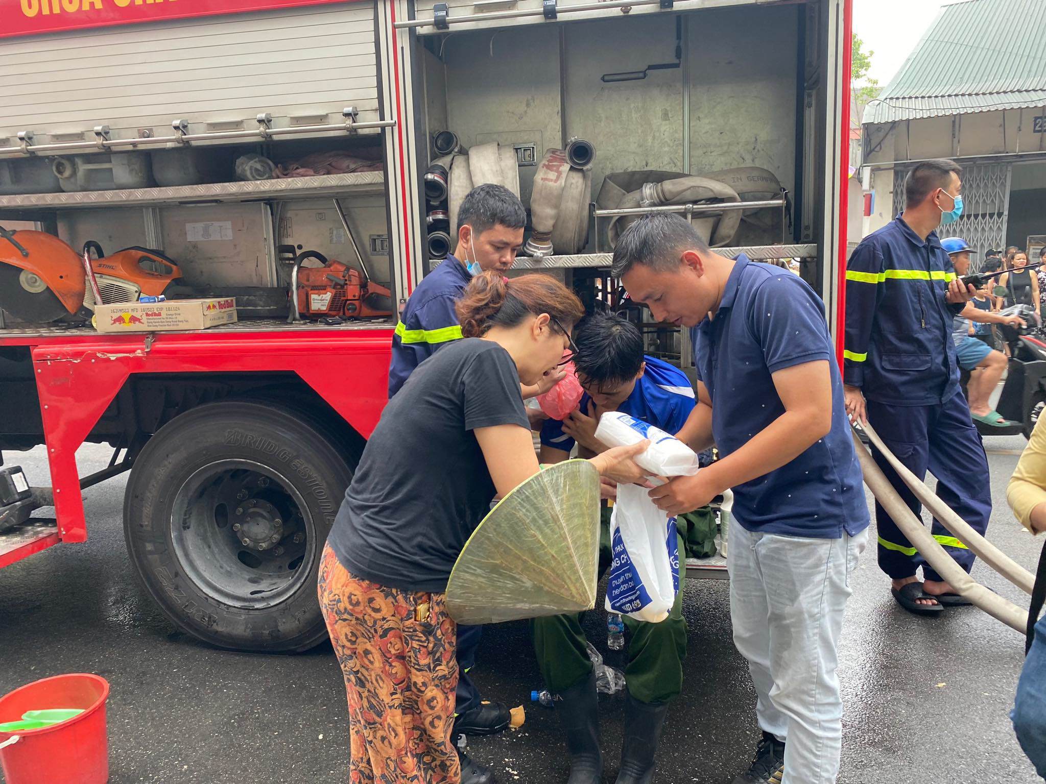 Vụ cháy 3 người tử vong ở Hà Nội: Nhiều cảnh sát bị thương trong lúc dập lửa - 8