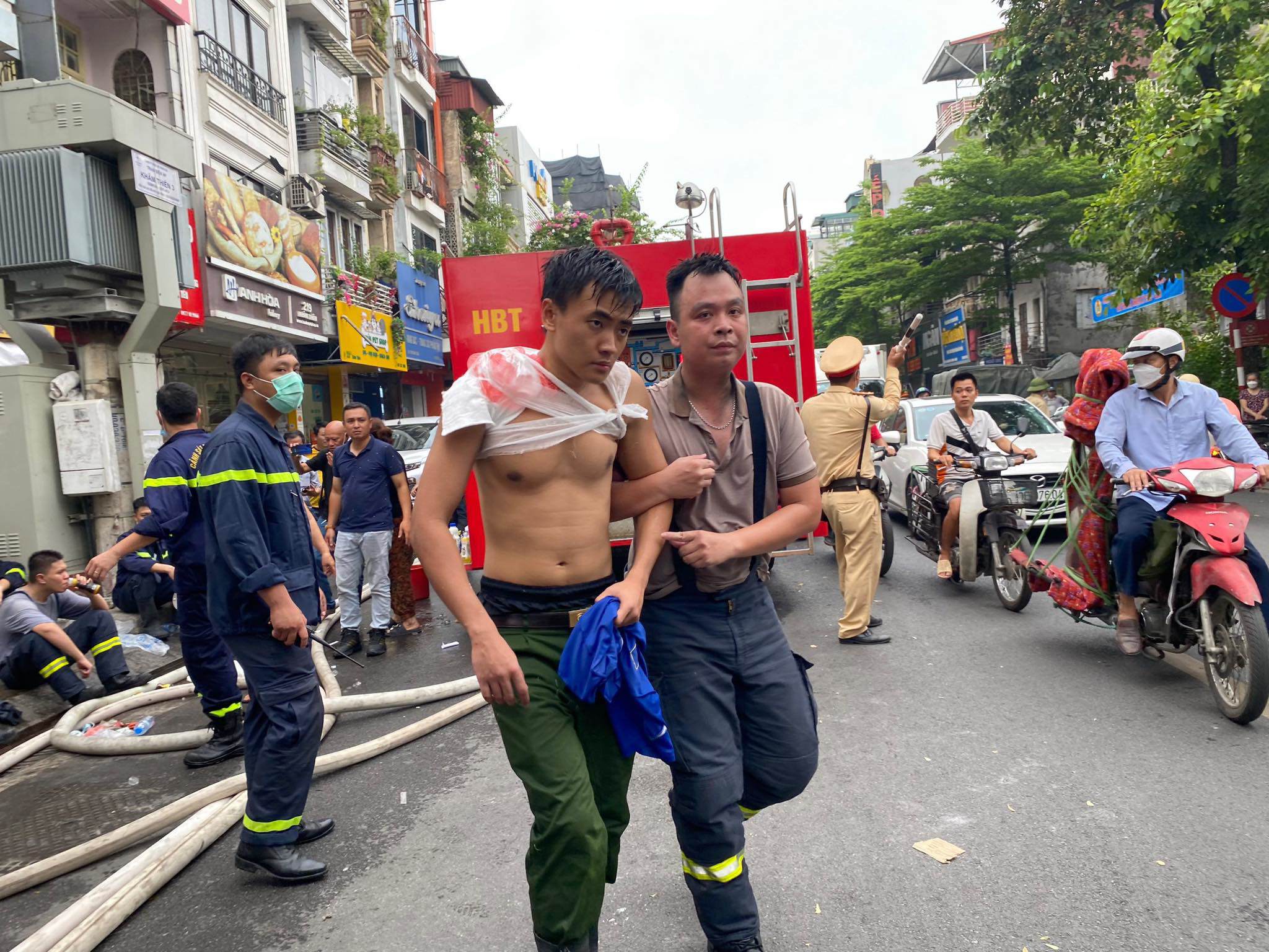 Vụ cháy 3 người tử vong ở Hà Nội: Nhiều cảnh sát bị thương trong lúc dập lửa - 9