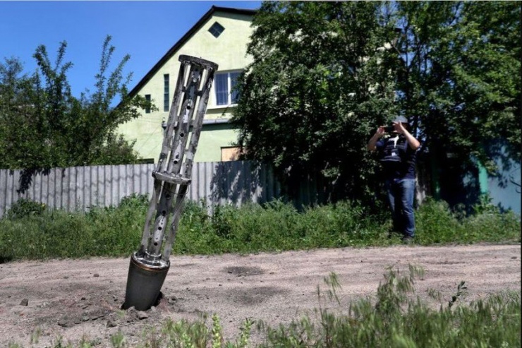 Một thùng chứa bom, đạn chùm rỗng ở ngoại ô TP Kharkiv, tỉnh Kharkiv (Ukraine) vào 10-6-2022. Ảnh: REUTERS