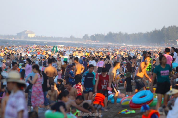 Nắng khốc liệt, hàng vạn người chen chân tắm biển Cửa Lò giải nhiệt - 3