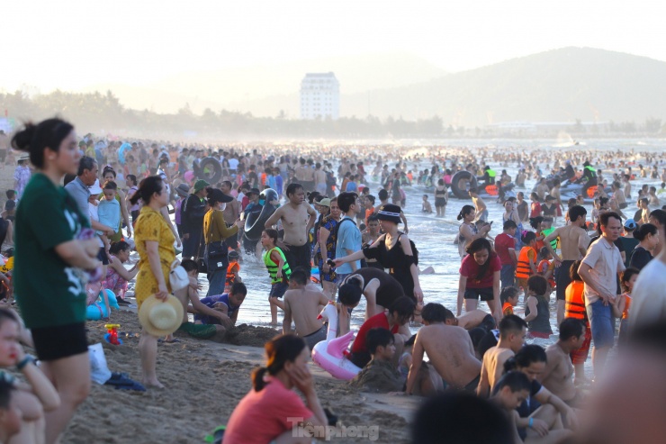 Nắng khốc liệt, hàng vạn người chen chân tắm biển Cửa Lò giải nhiệt - 5