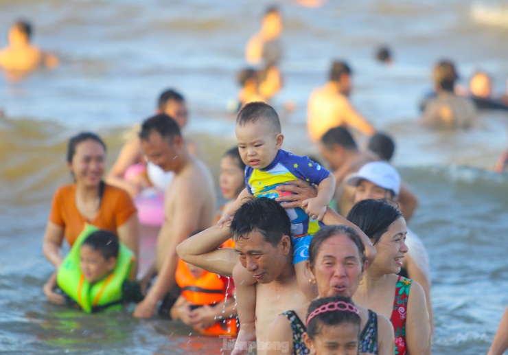 Nắng khốc liệt, hàng vạn người chen chân tắm biển Cửa Lò giải nhiệt - 8