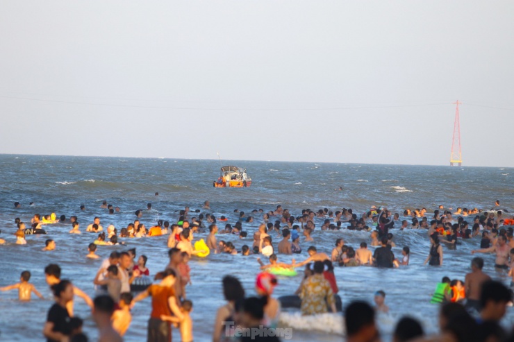 Nắng khốc liệt, hàng vạn người chen chân tắm biển Cửa Lò giải nhiệt - 20